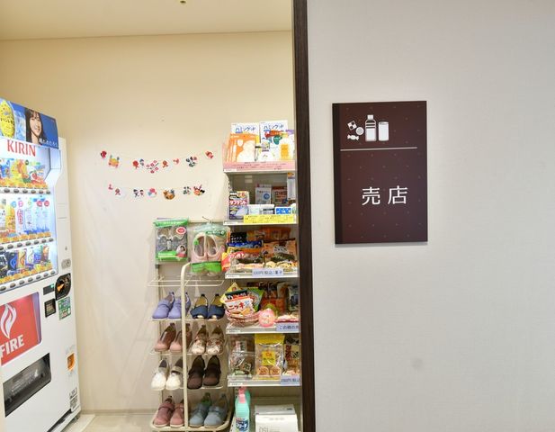 商品の並ぶ売店 売店 品ぞろえ豊富なスペースでは、日用品や飲み物が手軽に購入できます。
