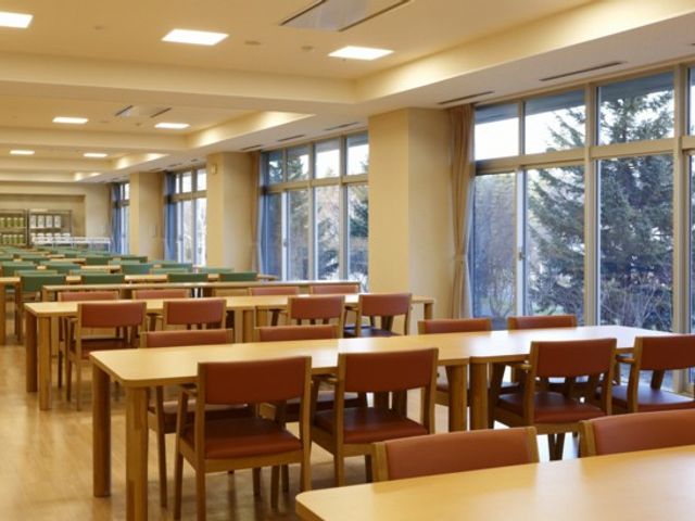自然光が差し込む食堂 食堂 大きな窓から自然光が差し込み、明るく開放的な食堂です。職場としても快適に過ごせます。