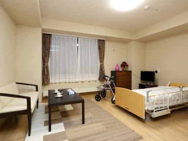 落ち着いた雰囲気の居室 居室 広々とした居室は、車椅子でも移動がしやすい設計です。自然光を感じながらゆったり過ごせます。