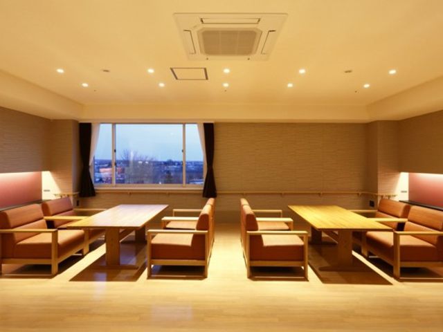 光あふれるラウンジ ラウンジ 自然光がたっぷり入る明るいラウンジです。快適な環境でリラックスして過ごせます。
