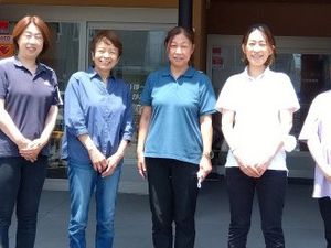 スタッフが並ぶエントランス  