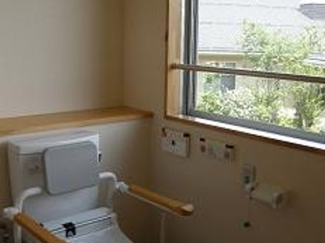 清潔感のあるトイレ トイレ 自然光が差し込む明るい空間です。快適に使用できる清潔な環境が整っています。