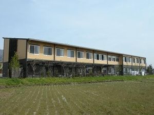 広い二階建ての建物外観