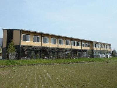 広い二階建ての建物外観