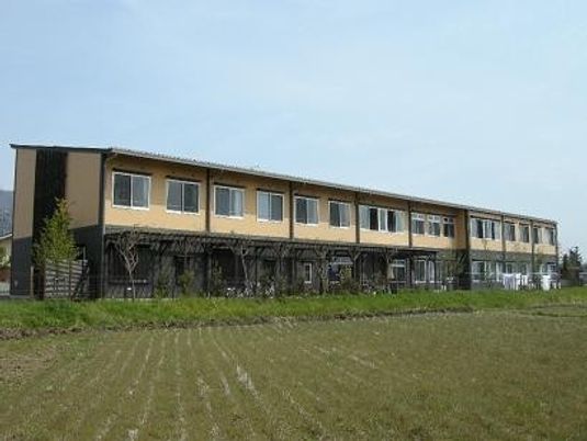 広い二階建ての建物外観