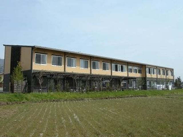 広い二階建ての建物外観 外観 広々とした作りの二階建てです。周囲に自然が広がる環境が魅力です。
