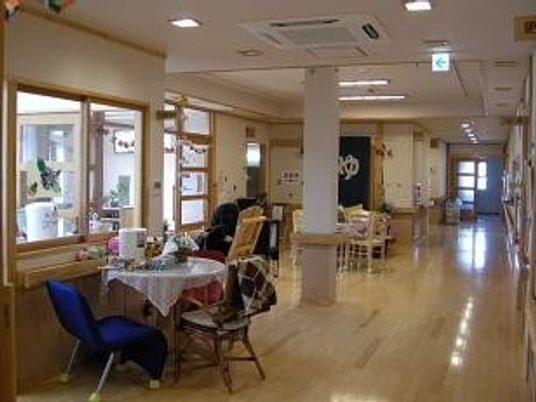 明るい廊下の共有スペース