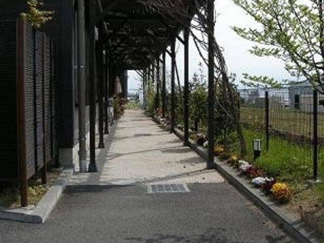 緑豊かな通路 廊下 緑のアーチに囲まれたこの通路では、日々の散歩を快適に楽しむことができます。