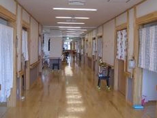 温かみある廊下 廊下 木の温もりを感じる広い廊下です。開放感があり、利用者の通行も安心です。