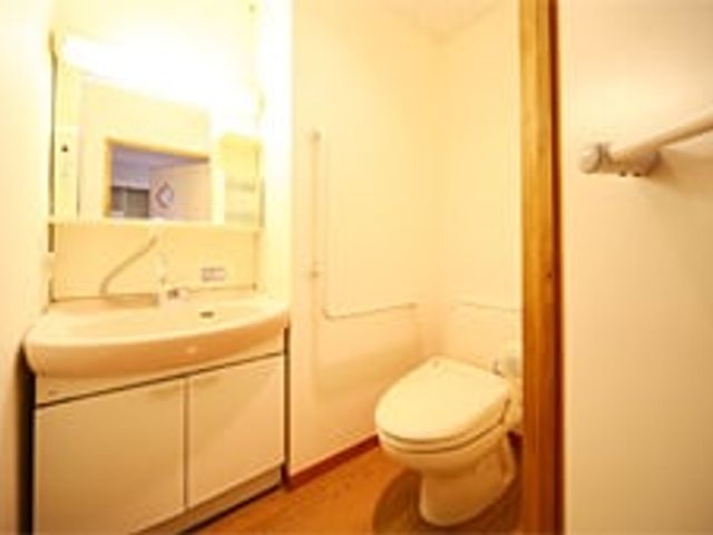 明るいトイレ トイレ 温かみのある照明が使われ、落ち着いた空間のトイレです。利用者が安心して使える設備になっています。