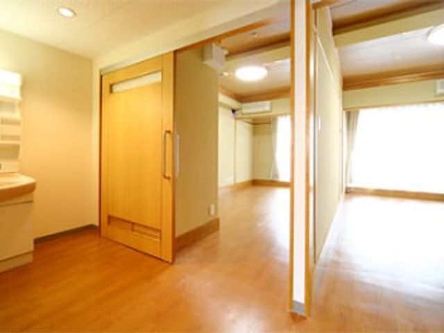 広々とした居室 居室 自然光が豊富に入る開放的な居室です。仕事環境として快適で、利用者の暮らしやすさも重視されています。
