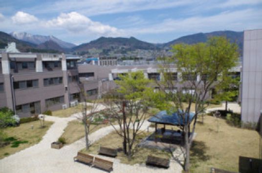 緑に囲まれた中庭