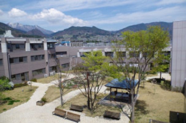 緑に囲まれた中庭