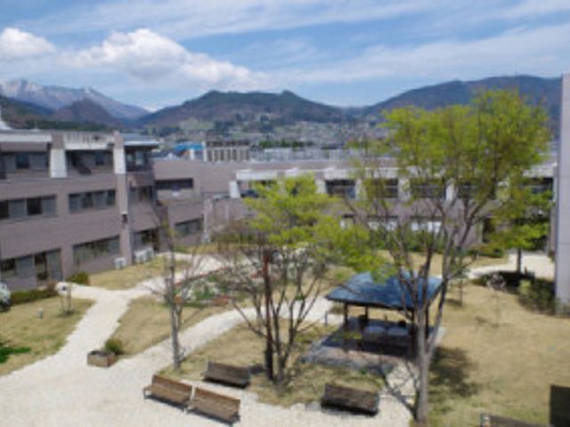 緑に囲まれた中庭 中庭 緑豊かな環境に囲まれたスペースがあります。リラックスしながら仕事ができそうです。