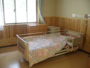 明るい居室のベッド  