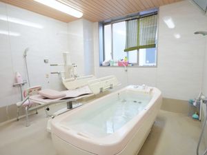 浴槽と介助ベッドの浴室  