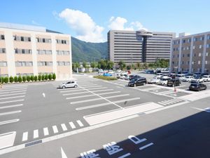 広い駐車場の外観  