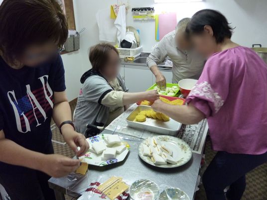 料理する人々の和気藹々