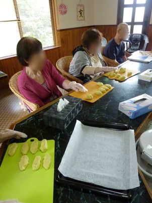 共同料理活動をする人々