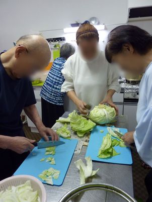 料理活動中の居者