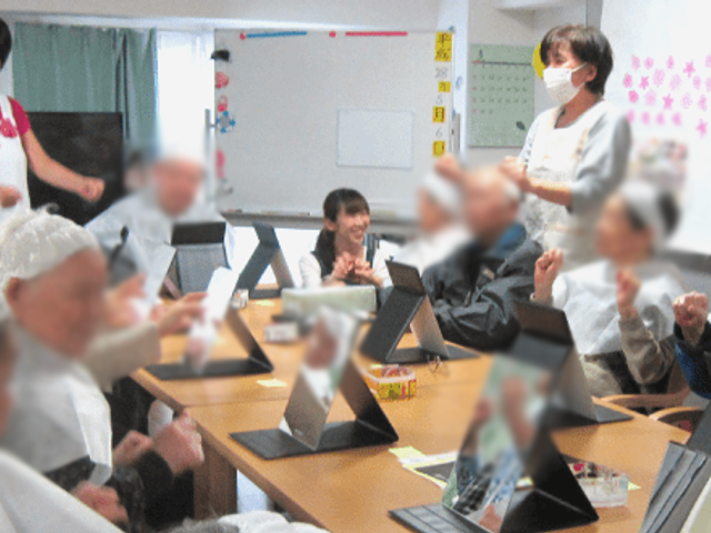 活動的な様子の場所 多目的室 スタッフと利用者が共に楽しむ交流の場です。明るい雰囲気で会話が弾んでいます。