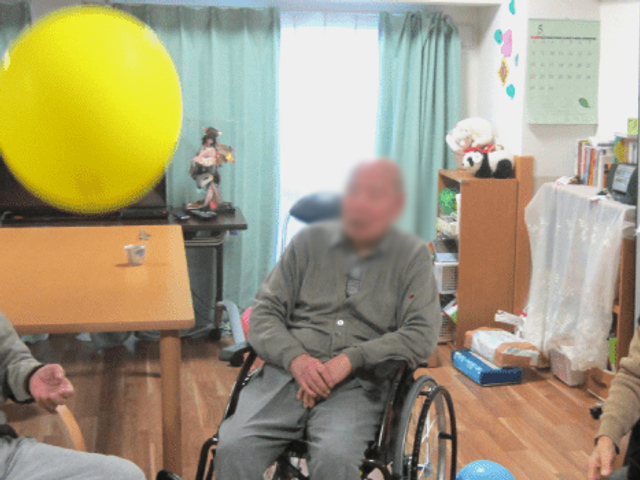 活動中の居室 居室 自然光がたっぷり入る空間で、入居者同士がリラックスして活動を楽しむ様子が見られます。