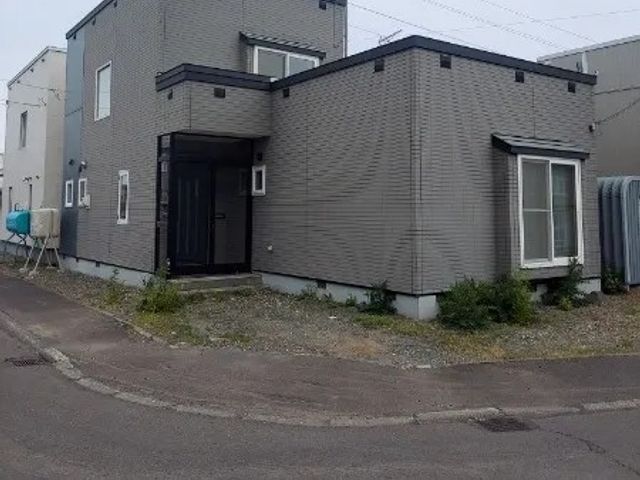 住宅街の外観 外観   落ち着いた住宅街に建つ建物の外観です。シンプルな色合いで、出入り口まわりがすっきりしています。