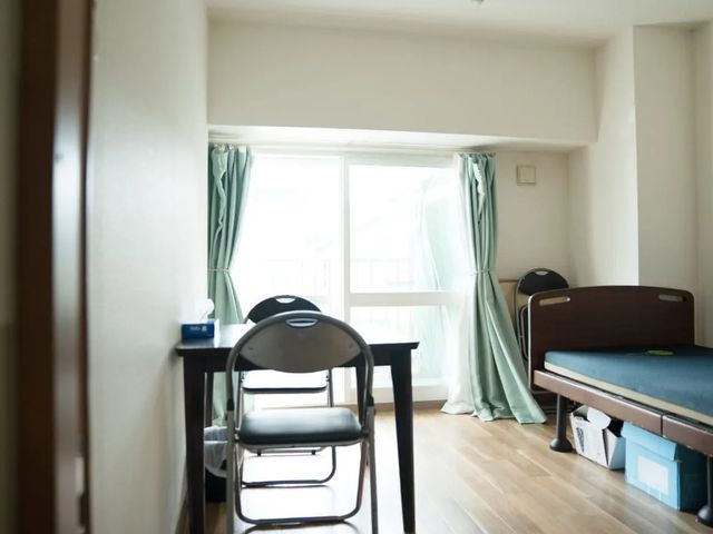 明るい居室 居室   大きな窓から自然光が入り、明るく落ち着いた居室です。机と椅子、ベッドが置かれ、ゆったり使えそうです。