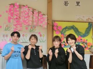 装飾前で4人が並ぶ休憩室  
