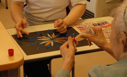 作業を楽しむ様子の多目的室  