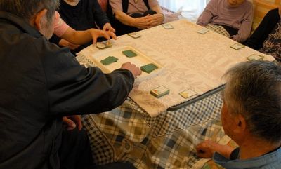 カードゲームを楽しむ居室
