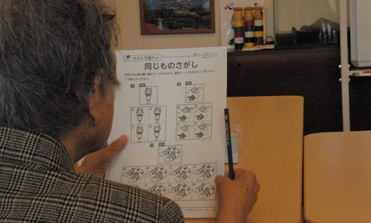 パズルに取り組む人物とテーブル