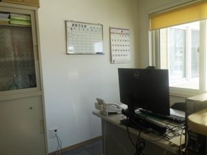 窓際の事務机がある部屋  