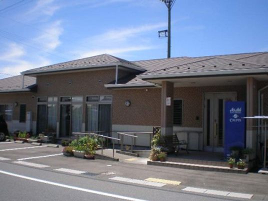 暖かみのある外観の施設