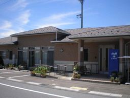 明るい外観の建物