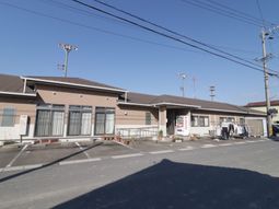 明るい日差しの施設外観