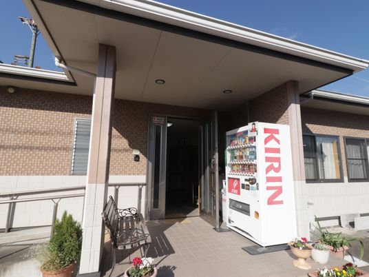 エントランスと自動販売機