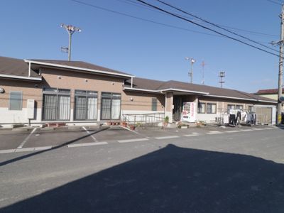 明るい施設の外観