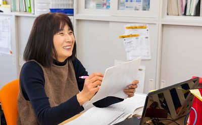 微笑むスタッフの様子