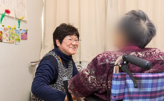 優しい交流が映る居室
