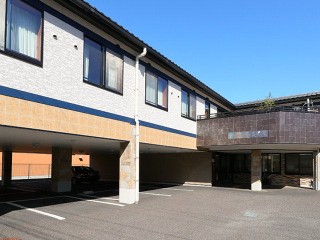 明るい外観の建物 外観 日差しが当たる開放的な建物は、職場環境として快適さが感じられます。