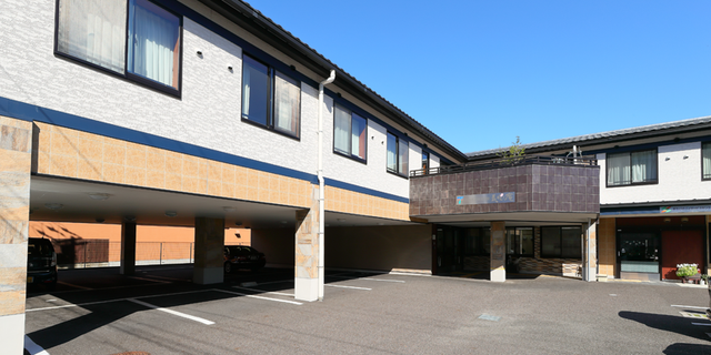 明るい外観の建物 外観 日差しが当たる開放的な建物は、職場環境として快適さが感じられます。