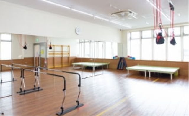 機能訓練室 機能訓練室 自然光が入る広々とした訓練室で、設備が充実しています。快適にトレーニングできる環境です。