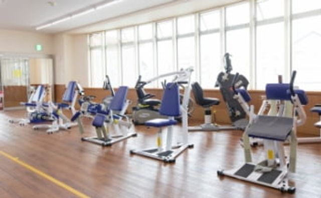 エクササイズ設備のある部屋 ジム 自然光がたっぷり入るジムで、最新のエクササイズ設備を活用しながら快適にトレーニングできます。