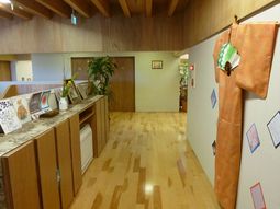 廊下に飾り付けられた絵画と服