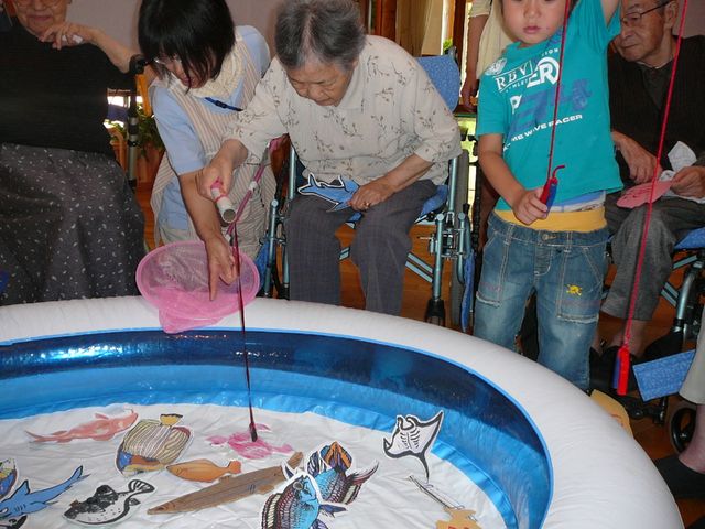 多世代が釣り遊びを楽しむ場面