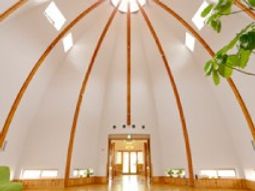 木製天井の明るいロビー