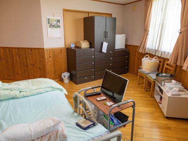 ゆったり居室 居室 広々とした居室です。ベッドとデスクが完備され、日々の生活に必要なものが整っています。