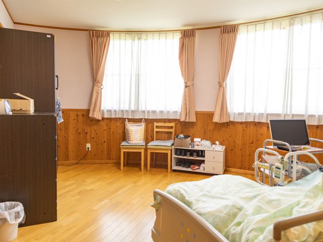 居室の広々とした空間 居室 ゆとりある居室です。窓から自然光が入り、心地よい雰囲気で過ごせそうです。