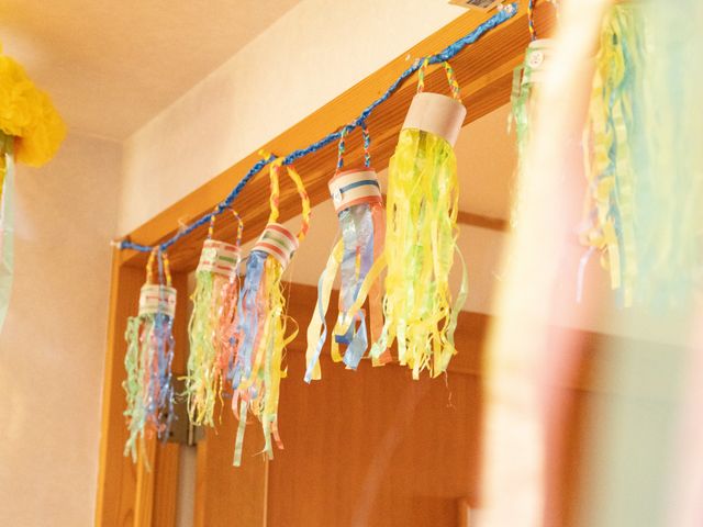 飾り付けられた居室 内観 カラフルな装飾が施された部屋です。アットホームな雰囲気の中、安心して過ごせる空間が提供されています。
